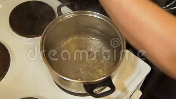 女人把肉汤圆放进沸水里视频的预览图