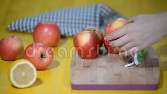 加工鲜苹果的切皮准备减肥食品手切削皮苹果视频的预览图