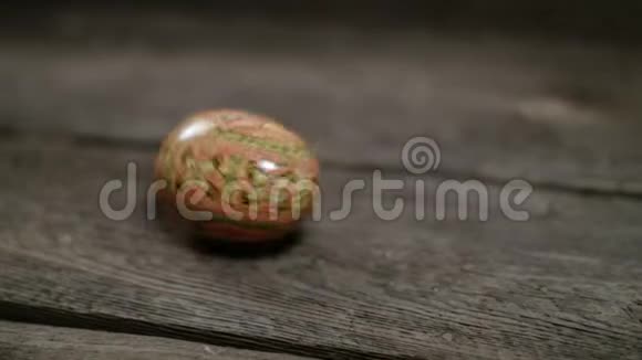 鲜艳的视频问候复活节快乐鸡蛋和字母流行艺术风格滑块视频的预览图