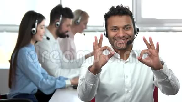 在办公室里的印度男人用两只手做手势视频的预览图