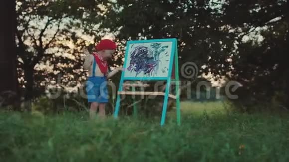 艺术家的手他的孩子他画了一幅关于大自然的油画视频的预览图