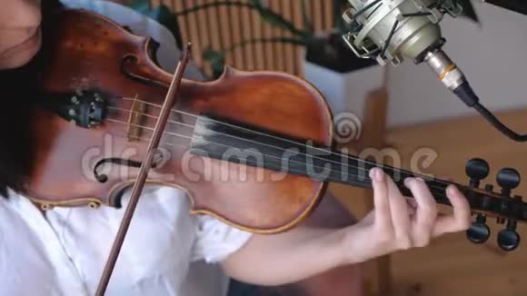 穿着白衬衫拉小提琴的女音乐家视频的预览图