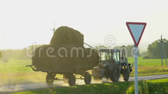 农民用拖拉机耕作农田拖拉机驾驶干草捆农业农村农场农民视频的预览图