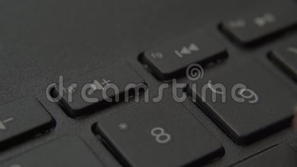 手指按键盘上的声音向上按钮视频的预览图