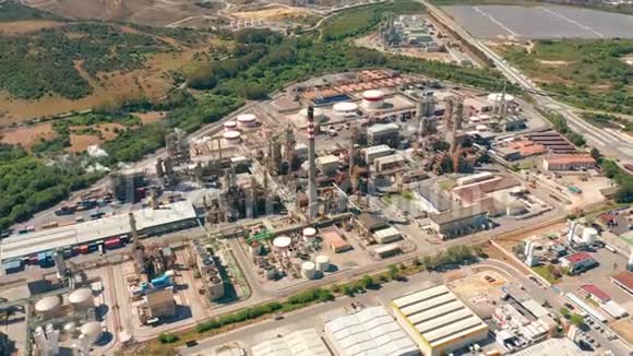 空中观景炼油厂化工厂和发电厂有许多储罐和管道视频的预览图