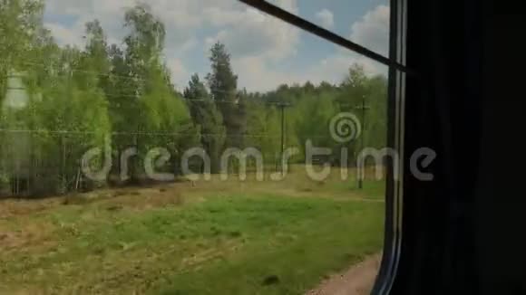 从火车车窗看到美丽的景色视频的预览图