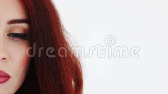 半张红发眨眼的女人的脸视频的预览图