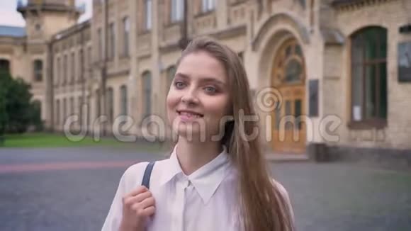 年轻漂亮的快乐女孩在夏天白天从大学毕业思考观念调情观念视频的预览图