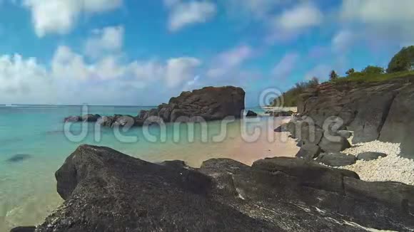 库克群岛黑岩海滩游泳著名地标海礁时间的流逝视频的预览图