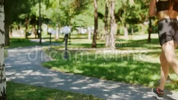田径场上的运动女孩在公园里奔跑和她们一起饲养了一只哈士奇狗视频的预览图