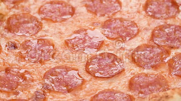 披萨特写和奶酪莫扎雷拉4K镜头意大利辣香肠比萨饼的大细节视频的预览图