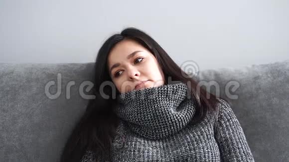 发烧流鼻涕的女人用手帕视频的预览图