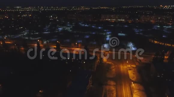 夜间城市无人机空中射击的HD流动十字路口视频的预览图