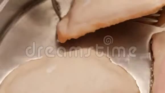 切布雷克烹饪过程特写镜头女厨师用热油在锅里翻盘视频的预览图