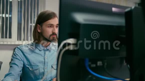 男人在办公室的电脑里当设计师或程序员视频的预览图