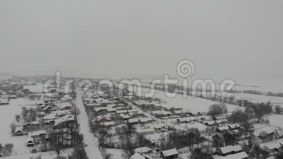 冬季乡村景观降雪直线飞行4k视频的预览图