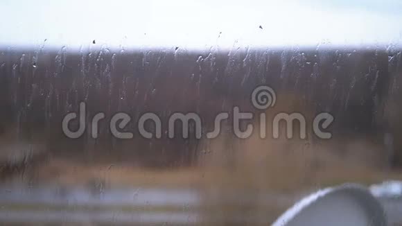窗外的雨雨水顺着玻璃流下来视频的预览图
