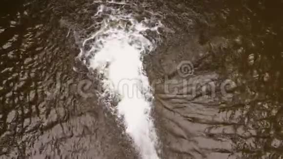 强大的水流从大坝的快门中落下缓慢的运动视频的预览图