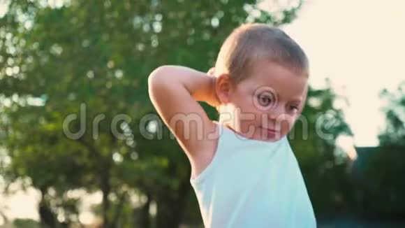 一个活泼开朗的孩子的画像他把双手放在脑后视频的预览图