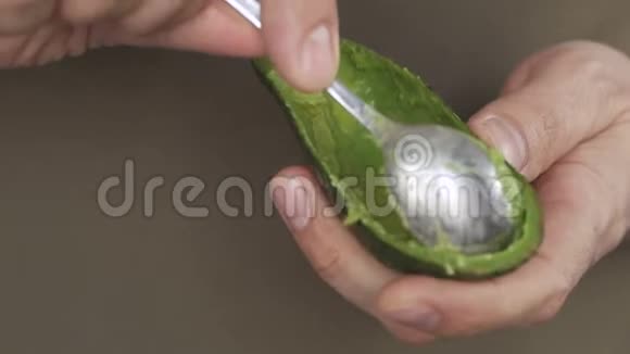 一个人用一个小金属勺子从鳄梨中提取果肉视频的预览图