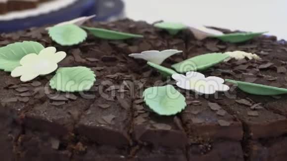 蛋糕和其他糕点放在甜点桌上视频的预览图