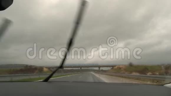 汽车驾驶和雨刷工作的慢镜头视频的预览图