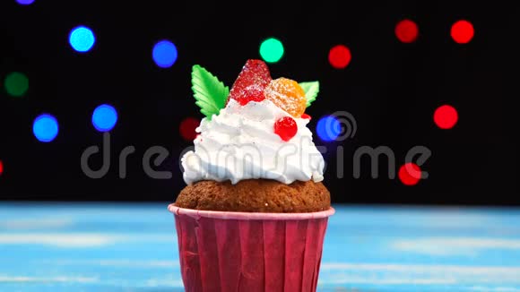 五颜六色的纸杯蛋糕和草莓视频的预览图