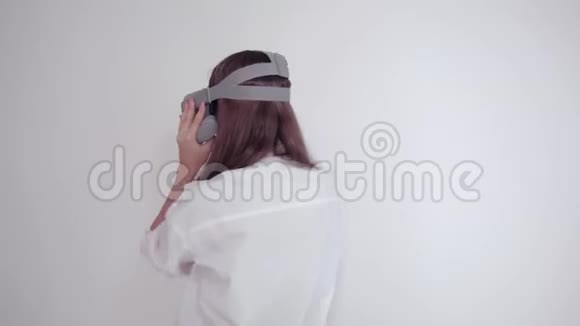 女人用虚拟现实眼镜视频的预览图