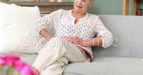 老年妇女肚子疼视频的预览图