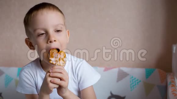一个拿着糖糖的男孩视频的预览图
