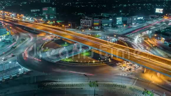 泰国曼谷夜间4路停车街交叉路口环形交叉路口夜间城市交通时间的推移4KUHD水平视频的预览图