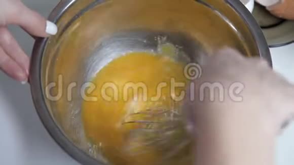 女人的手打鸡蛋特写镜头视频的预览图