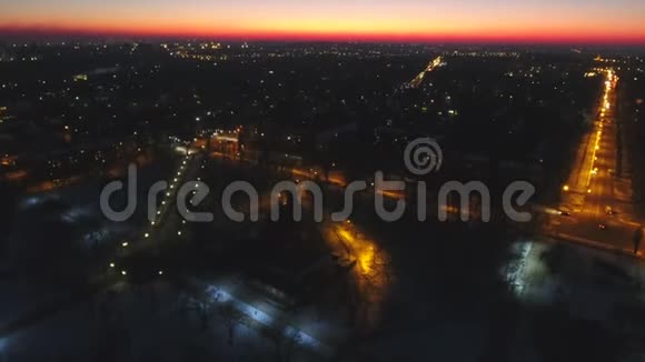 高清Drone拍摄的夜间城市十字路口和属于交通的道路视频的预览图