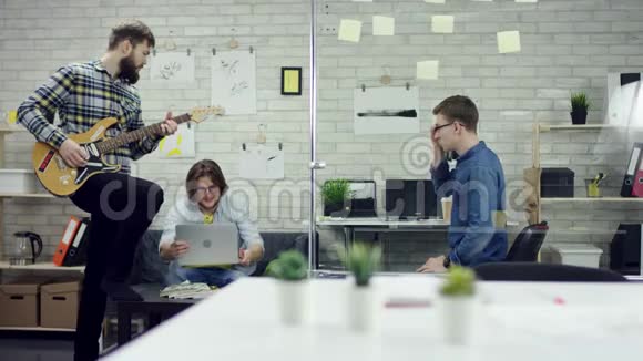 快乐的成功商务人士在办公室玩有趣的扔文件一个工人在玩吉他他们是视频的预览图