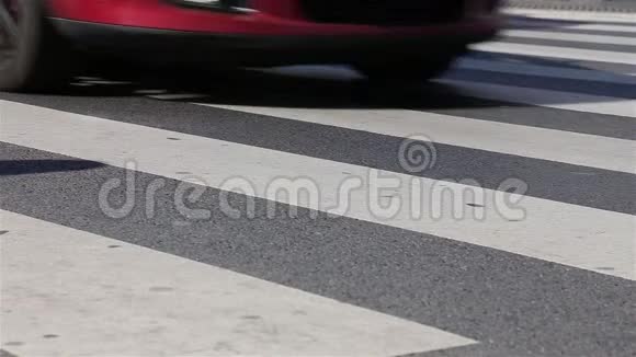 汽车和自行车通过人行横道在路上行驶视频的预览图