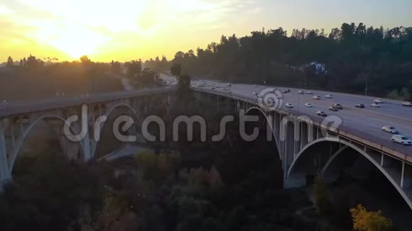 加州帕萨迪纳的一座高速公路桥科罗拉多街桥的空中镜头视频的预览图