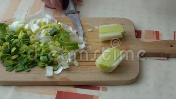 木切板上天然鲜切韭菜韭菜切片的特写新鲜绿色韭菜的切片砍了李克弗雷斯视频的预览图