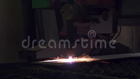 激光数控机床车间切割钣金可编程高精度机器铁制品的自动加工视频的预览图