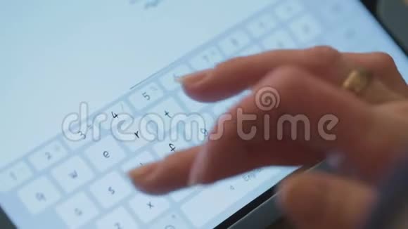 女人平板电脑上的手印视频的预览图