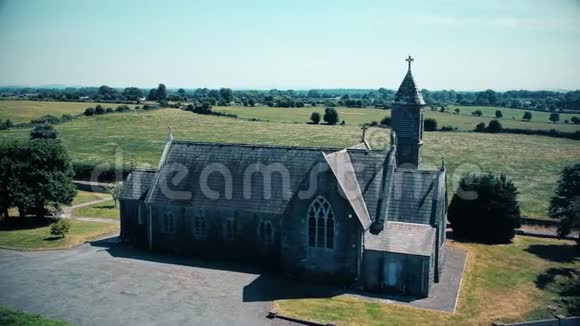 从乡村的一个孤立的教堂飞来视频的预览图