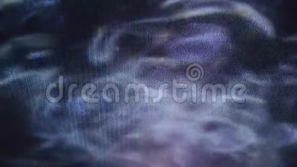 暗室中波浪在墙上的抽象投影冷色调4k视频的预览图