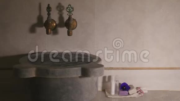 土耳其浴缸里装满水的大理石碗视频的预览图