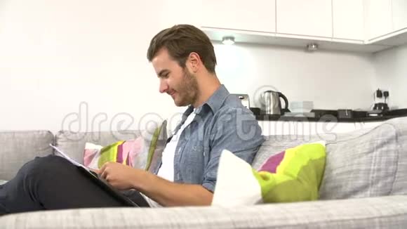 青少年使用数码平板电脑检查家庭财务视频的预览图