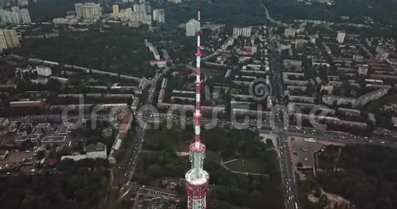 带电视塔的城市景观视频的预览图