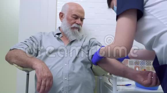 医生准备老人从静脉取血视频的预览图