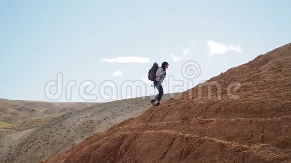 一步步攀登红山峰的女人视频的预览图