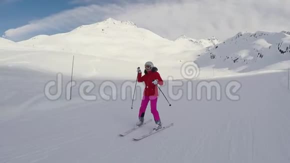 快乐的女人滑雪在冬天的斜坡上滑雪用手跳舞视频的预览图