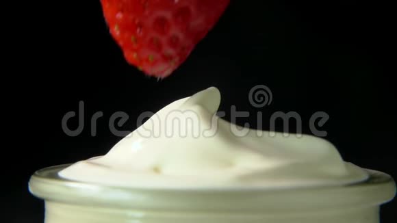 蘸着鲜奶油的草莓视频的预览图