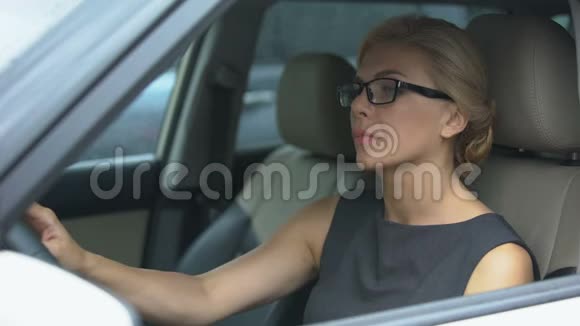 商务女性偏头痛开车意外风险健康视频的预览图