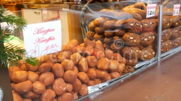 传统的圣诞节纽伦堡巧克力和姜姜饼和杏仁土豆在圣诞节的窗口视频的预览图